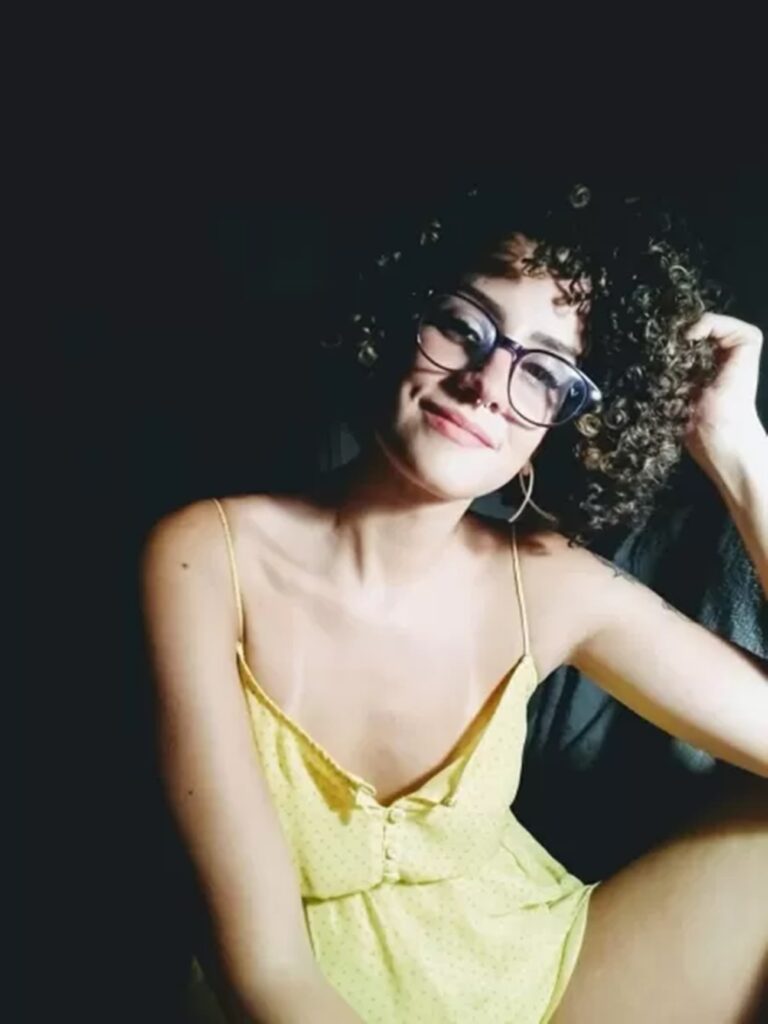 Mulher revela que mora com seus dois parceiros em uma família não tradicional