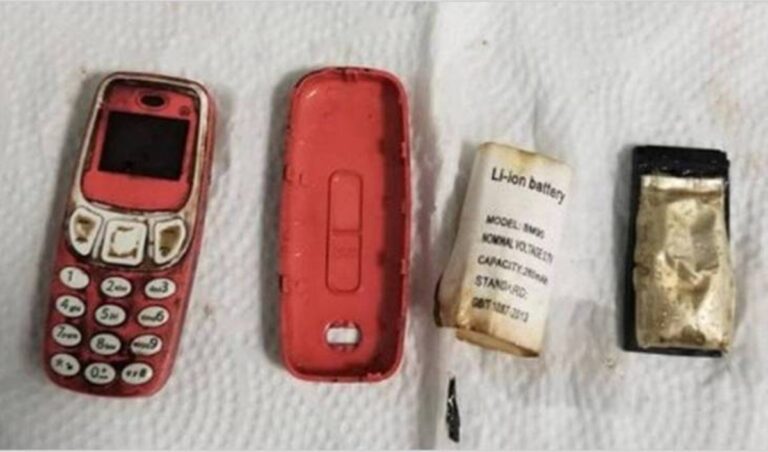 Homem engole celular e fica angustiado ao saber como o dispositivo antigo vai sair
