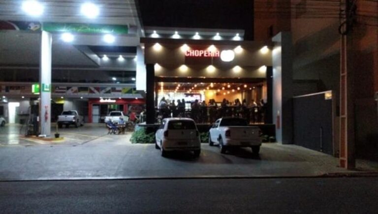 Cantora é insultada por não saber cantar música pedida, dono do bar interfere e acaba hospitalizado