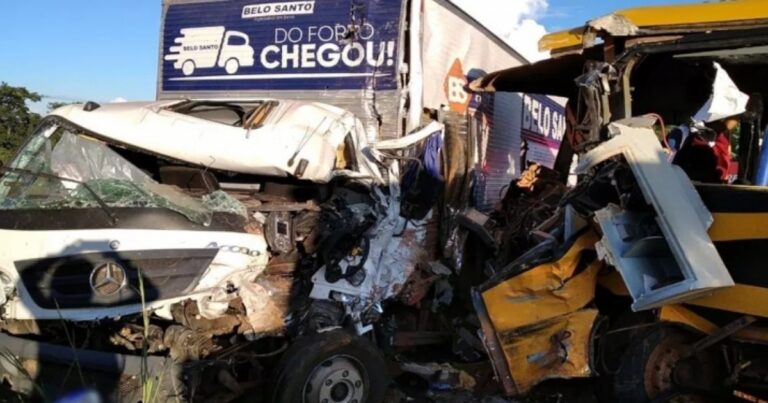 TRAGÉDIA: Ônibus escolar que transportava crianças bate em caminhão