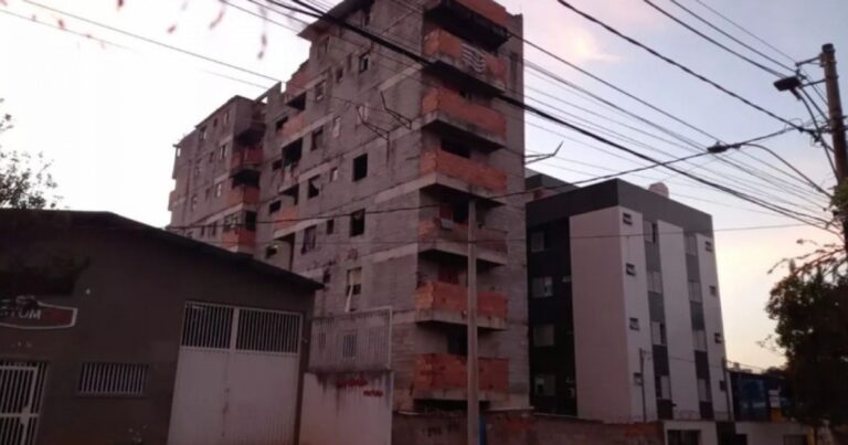 Mãe é morta enquanto defendia o filho adolescente de ser morto a tiros