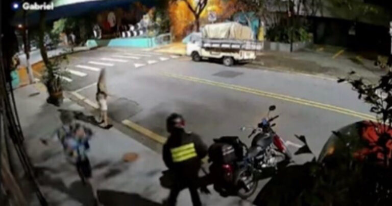 Vídeo: Assaltantes disfarçados de motoqueiros perseguem vítimas em Pinheiros
