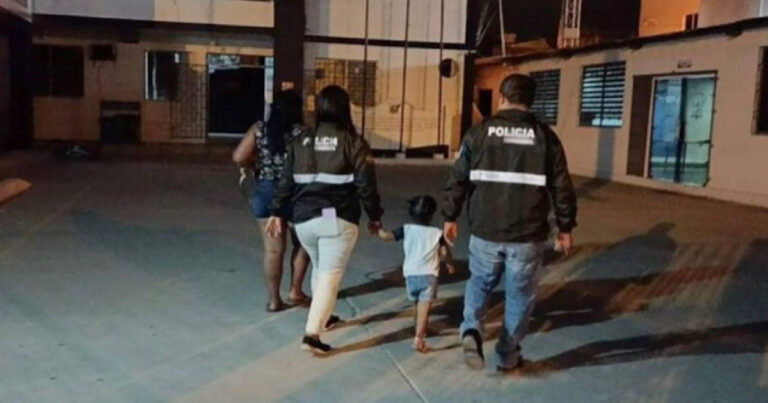 Mulher é presa após colocar filha de 2 anos à venda em rede social