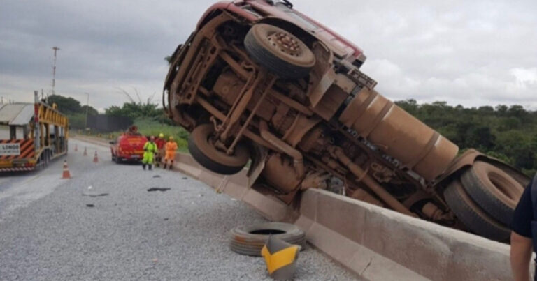Motorista é ejetado para fora de cabine de caminhão que ficou pendurado em grave acidente na BR-381, IMAGENS IMPRESSIONAM&nbsp;