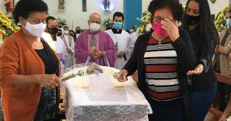Luto: Famoso cantor morre aos 55 anos e o público fica em choque: “Cedo demais”