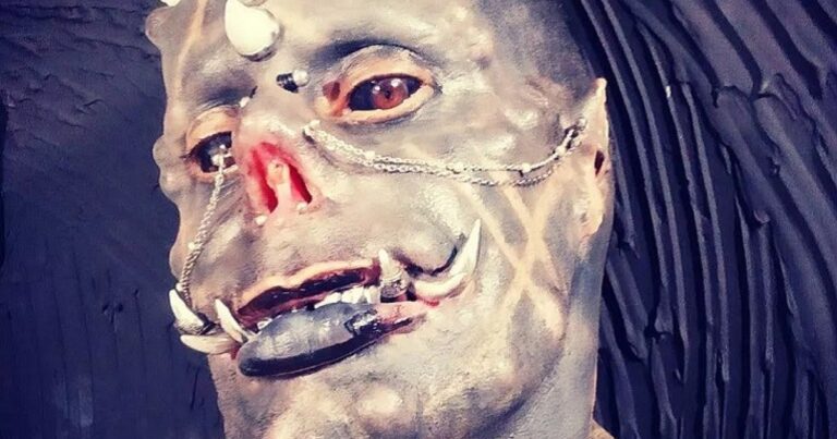 Diabão ‘comemora’ o fim do uso de máscaras, retira as duas orelhas e, emocionado, mostra o resultado