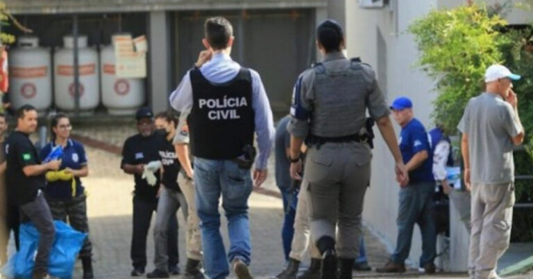 Cinco pessoas da mesma família são encontradas mortas dentro de casa em condomínio de luxo