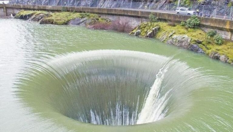 Vídeo: Drone revela o mistério do buraco inexplicável do Lago Berryessa na Califórnia