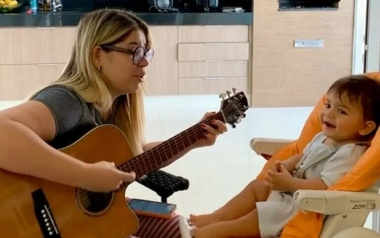 Filho de Marília Mendonça assiste o vídeo da sósia da sertaneja cantando e dispara: “É a mamãe”