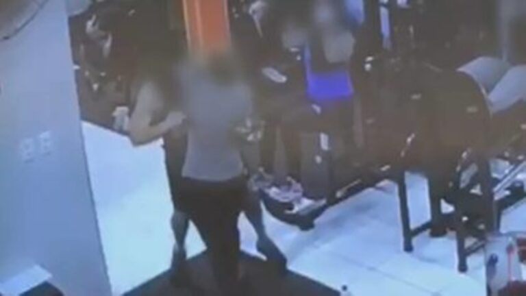 Vídeo: Jovem leva mordida no ombro após se esbarrar em homem em academia
