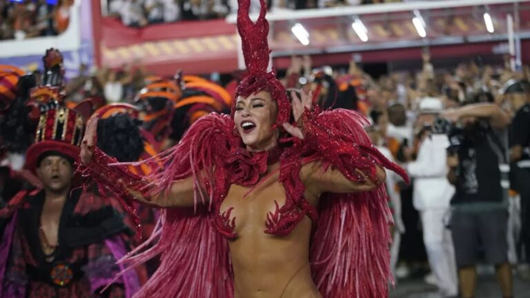 Rainha da bateria, Paolla Oliveira comemora vitória da Grande Rio: “Laróyè, Exu”