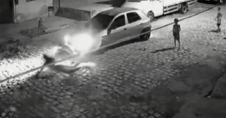 VÍDEO: Mãe se joga na frente de carro para salvar filho de apenas 3 anos de ser atropelado
