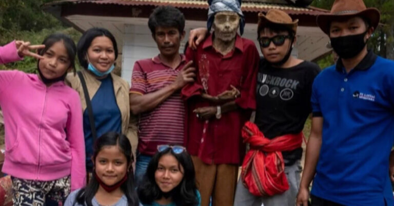 Comunidade desenterra seus falecidos para a realização de ritual e até mesmo tira selfies com os corpos