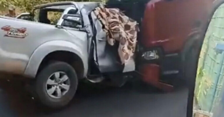 Duas pessoas perdem a vida após sofrerem acidente que envolveu caminhonete e carreta no ES
