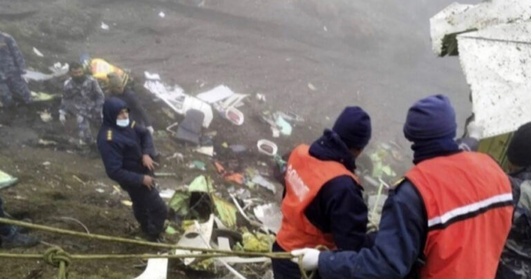 Tragédia: Acidente aéreo deixa dezenas de mortos, equipes de socorristas realizam o resgate dos corpos