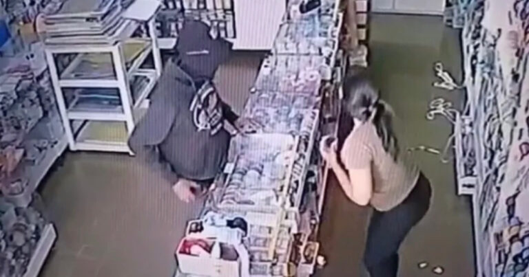 Vídeo: Mulher é morta a tiros por homem enquanto trabalhava em loja de variedades