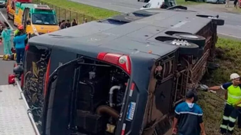 Ônibus de dupla sertaneja sofre grave acidente em SP após show; seis morrem