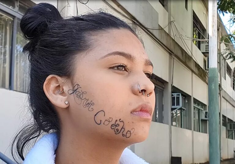 ‘Me matou por dentro’, afirma jovem tatuada à força com nome de ex-namorado no rosto