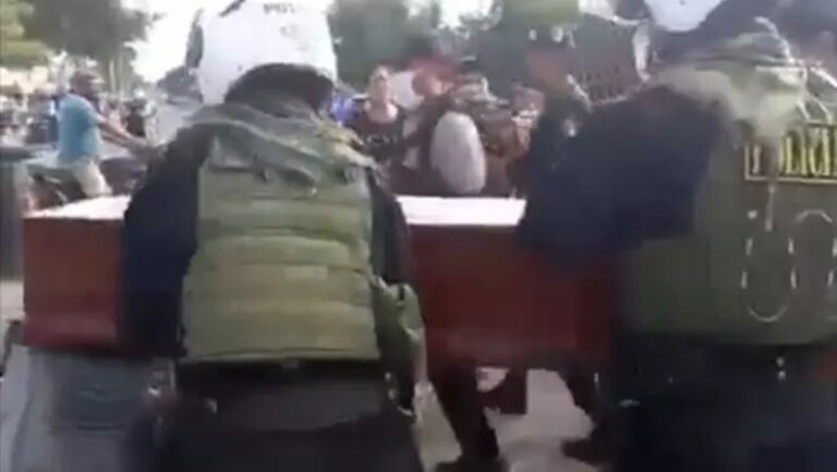 Mulher acorda no seu próprio funeral e bate em caixão