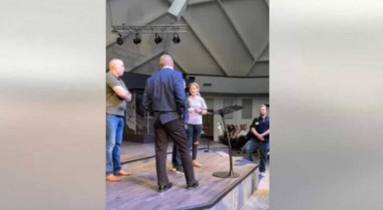 ‘Tinha 16 anos quando você tirou minha virgindade’: Mulher sobe no púlpito e acusa pastor