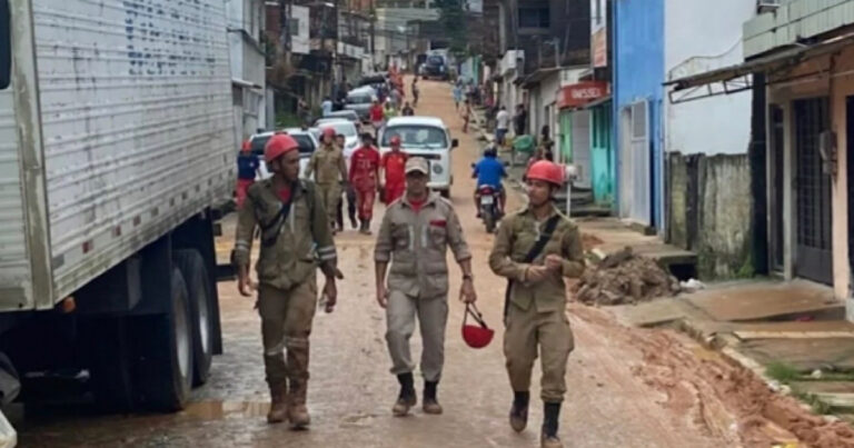 Bombeiros encontram corpos de casal soterrado em Recife: ‘estavam abraçados’