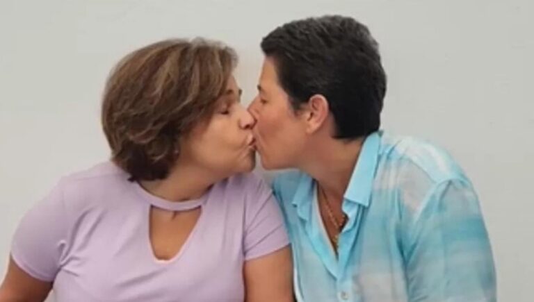 Claudia Rodrigues e Adriane Bonato celebram 1º Dia dos Namorados juntas com direito a beijo no Instagram