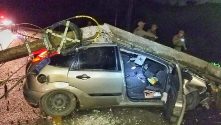 Motorista embriagado colide contra poste e abandona duas crianças feridas no veículo