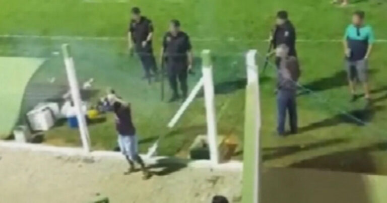 Vídeo mostra policial atirando nas costas de torcedor rendido em campo de futebol