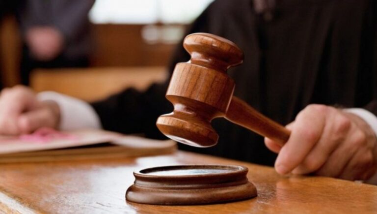 Mulher que encomendou morte de padrasto que a abusou por 10 anos é absolvida pela justiça