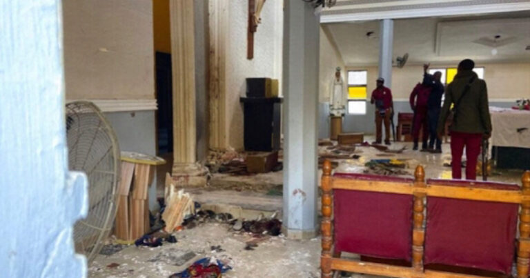 Vídeos mostram mais detalhes do atentado em igreja que tirou a vida de ao menos 50 fiéis