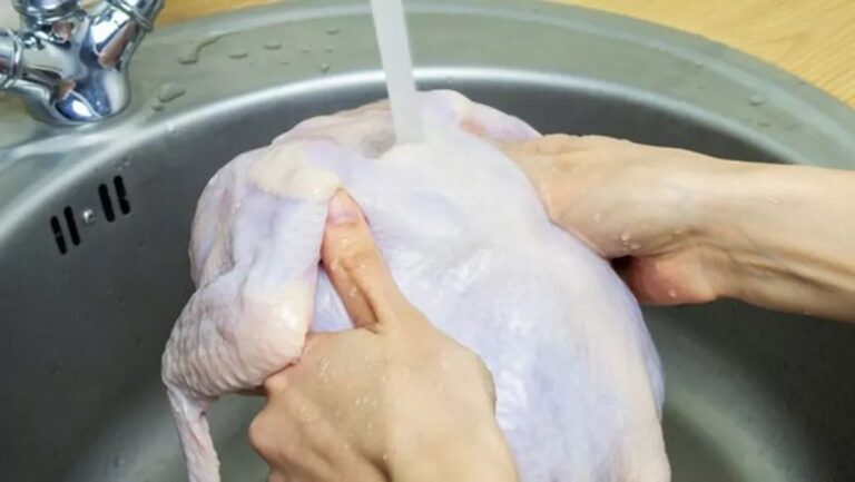 Confira os perigos de lavar o frango antes de cozinhá-lo