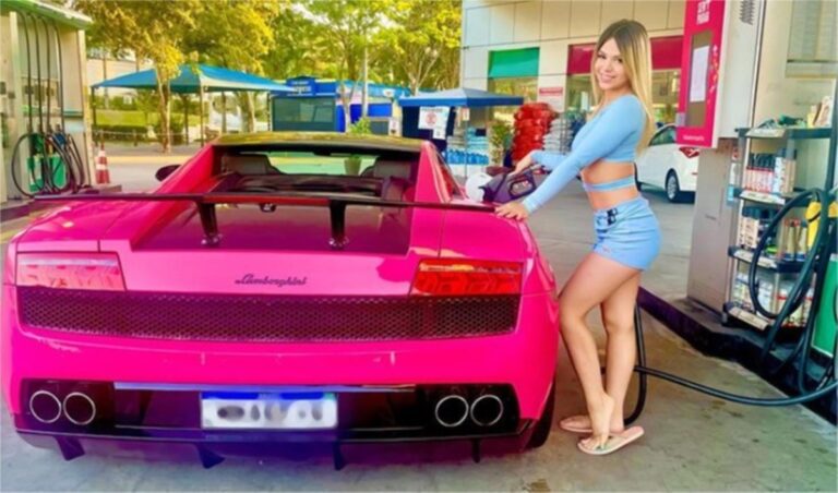 MC Melody vai abastecer o carrão de R$ 1,5 milhão e fica indignada com o preço do combustível: “Assalto”