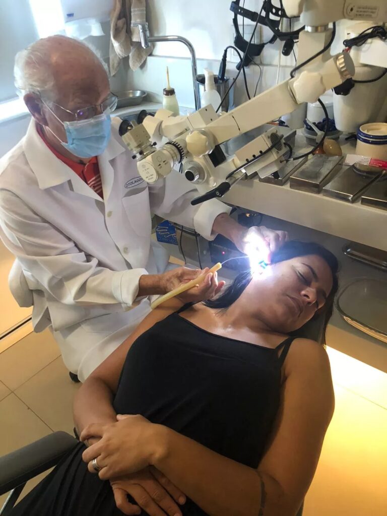 Mulher passa mais de 24 horas com barata no ouvido  ” foi desesperador”