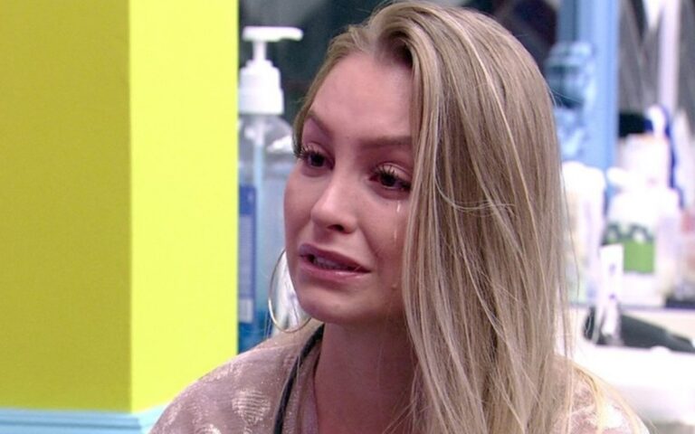 Carla Diaz emociona ao falar sobre descoberta de câncer