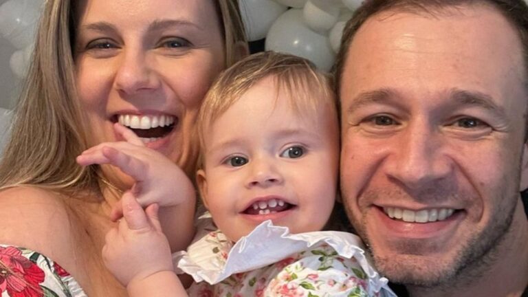 Daiana Garbin compartilha foto de Leifert com Lua e comenta saúde da filha: “Seguimos no tratamento”
