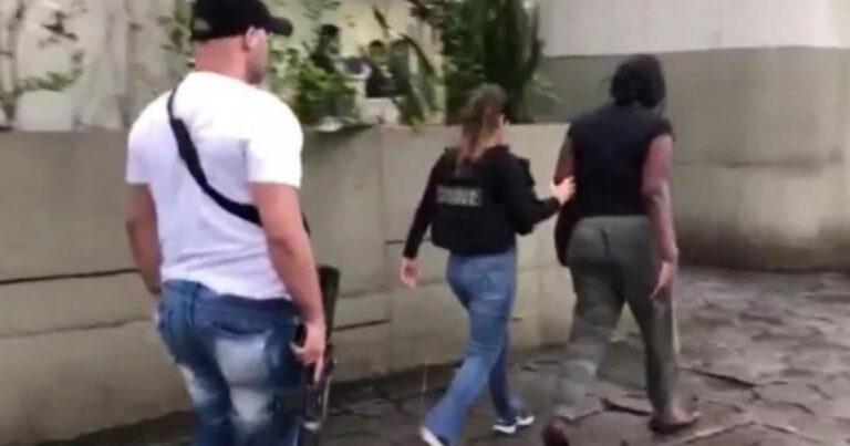 Mulher é presa por tirar a vida da própria filha que tinha apenas de 2 meses