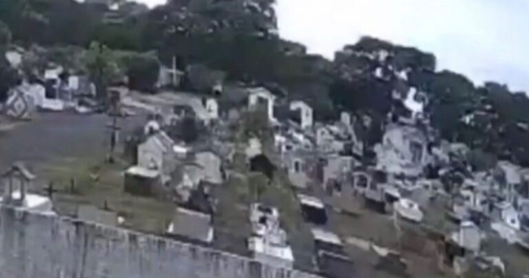 NÃO ASSISTA se você for sensível! Vídeo assustador mostra fantasma vagando entre túmulos de um cemitério em Rondônia
