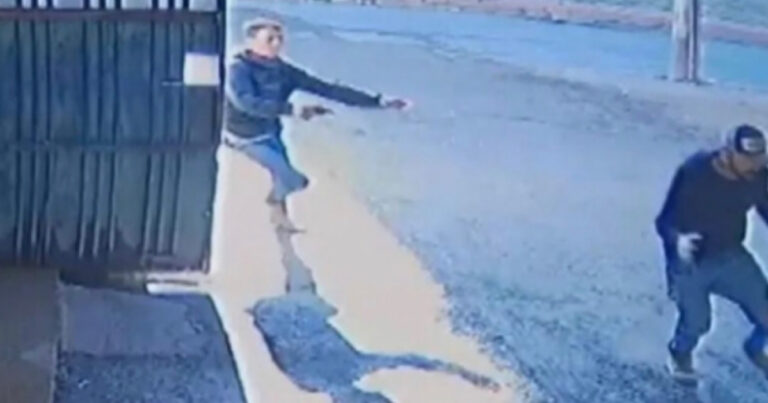 VÍDEO: Câmera flagra momento que homem mata colega de trabalho por causa de um esbarrão