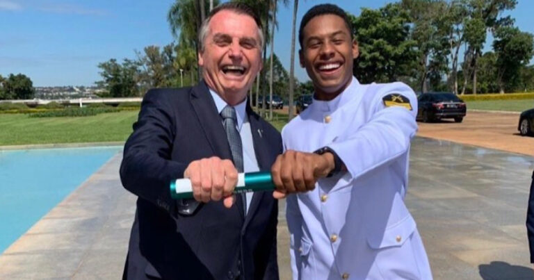Paulo André surge com Bolsonaro, ‘detalhe’ chama atenção e ex-BBB é CANCELADO pela internet; Vídeo