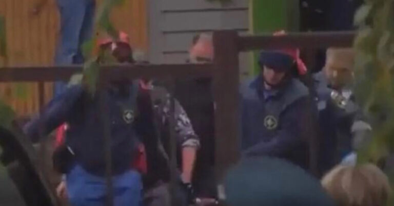 Urgente: atirador invade escola e deixa 13 mortos
