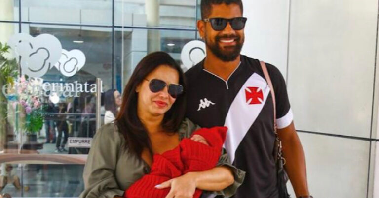 Viviane Araújo deixa maternidade com Joaquim e Guilherme Militão
