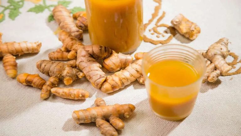Shot especial de plantas anti-inflamatórias para reduzir os sintomas da artrite