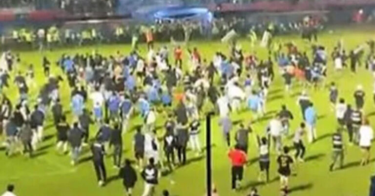 Vídeo: confusão em estádio na Indonésia deixa pelo menos 127 mortos e 180 feridos