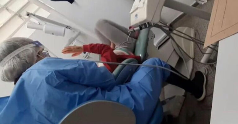 Após gritar com criança, prefeitura afasta Dentista dos atendimentos na unidade de saúde: ‘Vou ter que apertar sua língua’