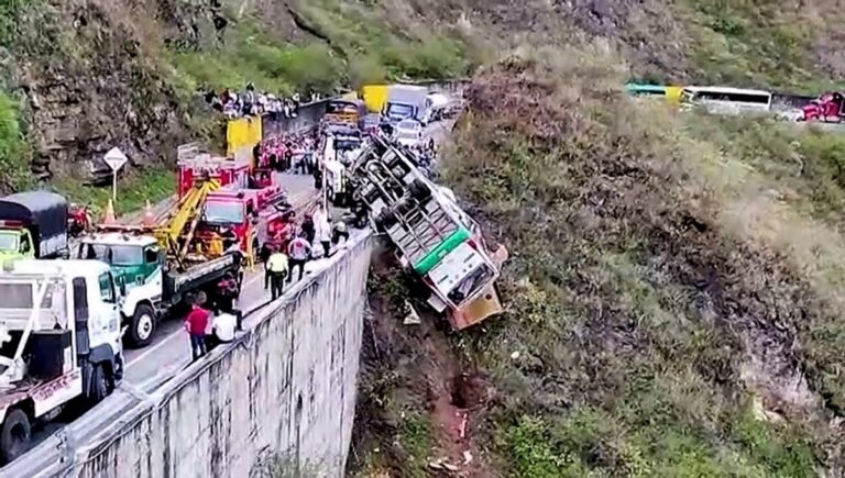 Tragédia: Acidente com ônibus que ficou pendurado em abismo deixa 20 vítimas fatais de vários feridos