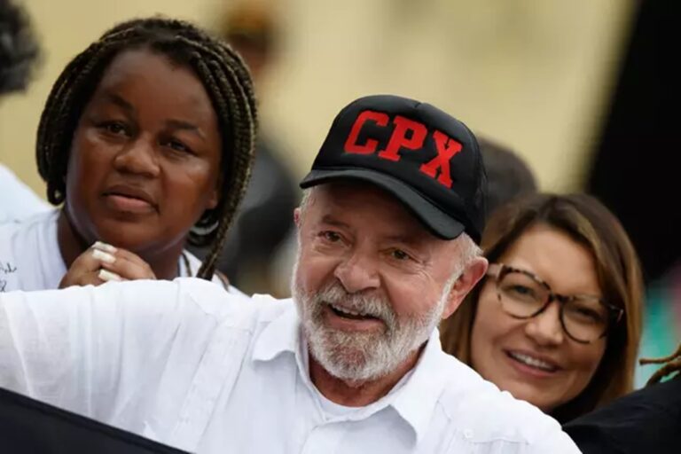 ‘CPX’: O que significa a sigla que estava em boné que Lula usava em visita ao Complexo do Alemão