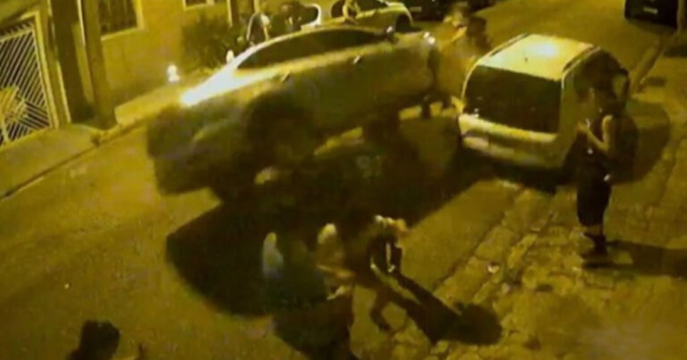 Vídeo flagra motorista atropelando jovens e fugindo sem prestar socorro