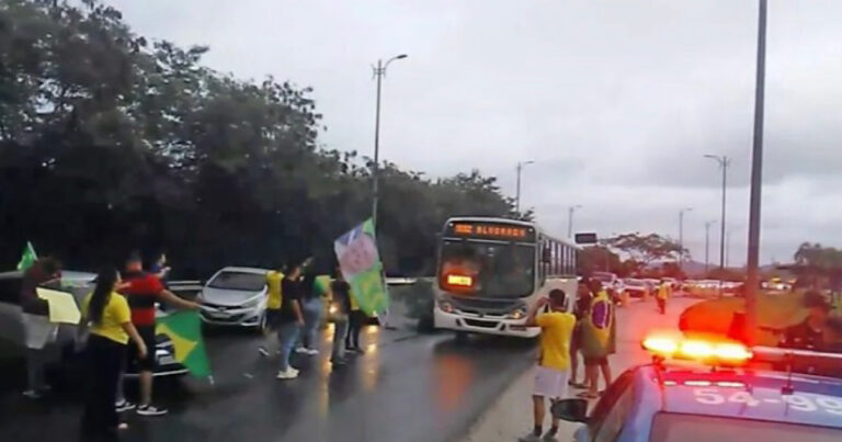 Mulher relata atraso em tratamento contra câncer por causa de bloqueios bolsonaristas