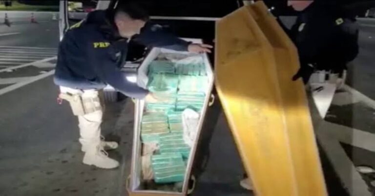 Carro Funerário é parado em blitz e o que os policiais encontram em caixão surpreende a todos.