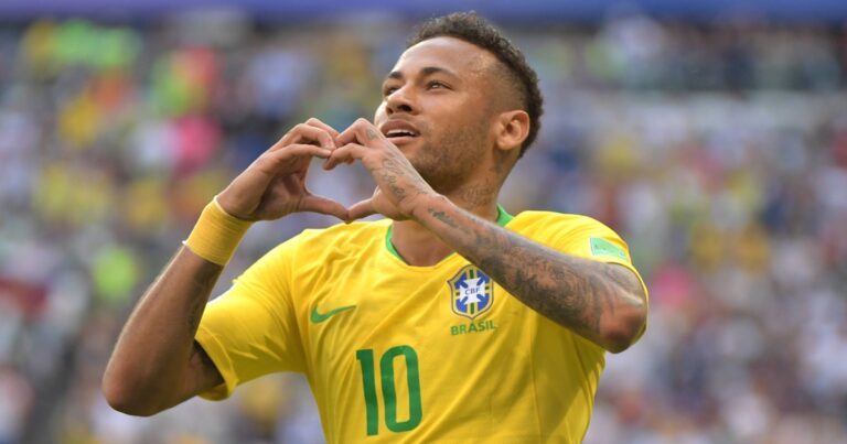 Neymar domina bola vinda de 35m de altura em desafio de Luciano Huck
